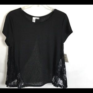 BLACK-INSERT LACED SHORT SLEEVE TOP